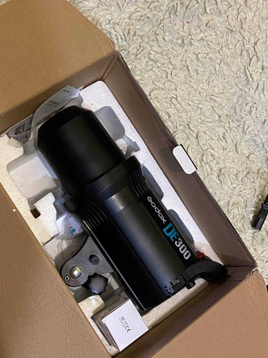 Студійний спалах Godox DE-300