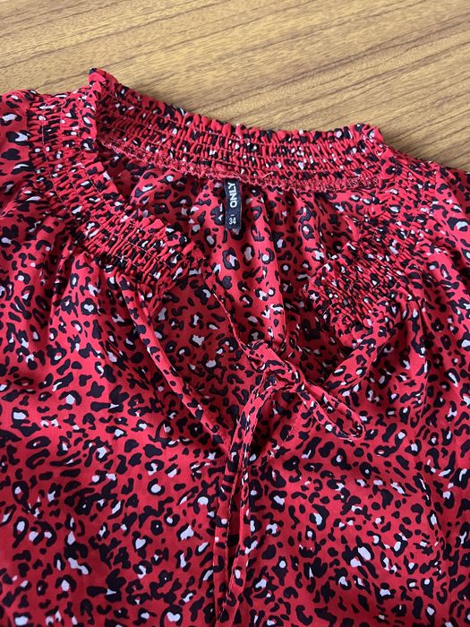 Подарую блузу 34 розмір