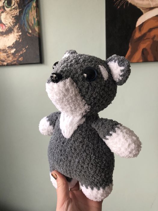 Pluszowy, puchaty wilk na szydełku