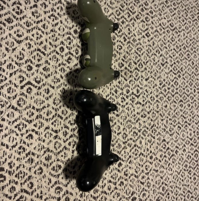 Play station 4 com 2 comandos e 4 jogos.