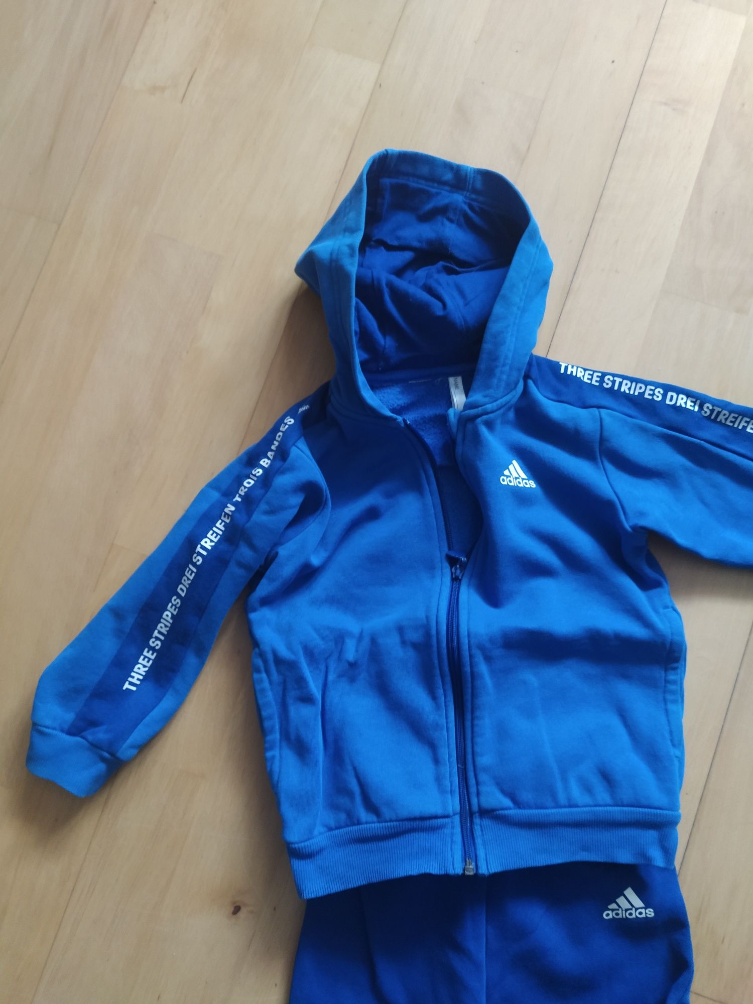 Dres adidas dla chłopca rozm.110