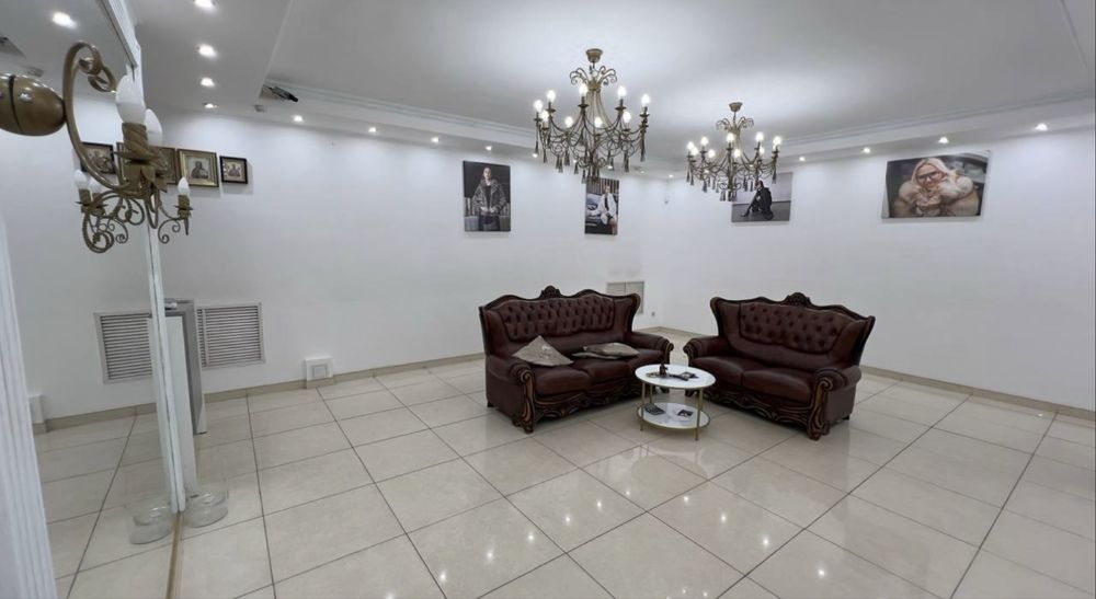 Помещение !! Красная линия !! Вывеска, Витрина