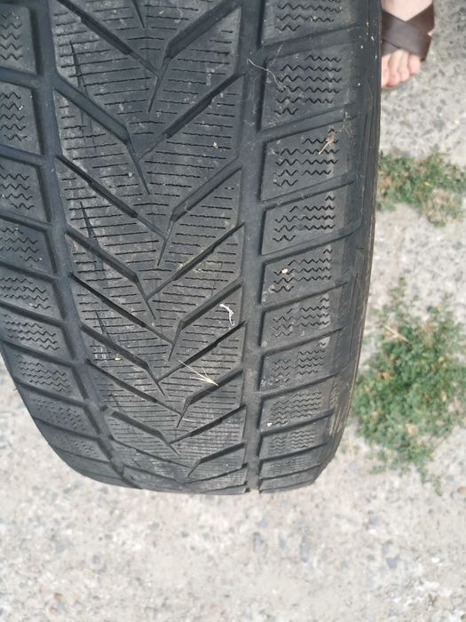 Продам зимнюю резину Vredestein R19/235/45