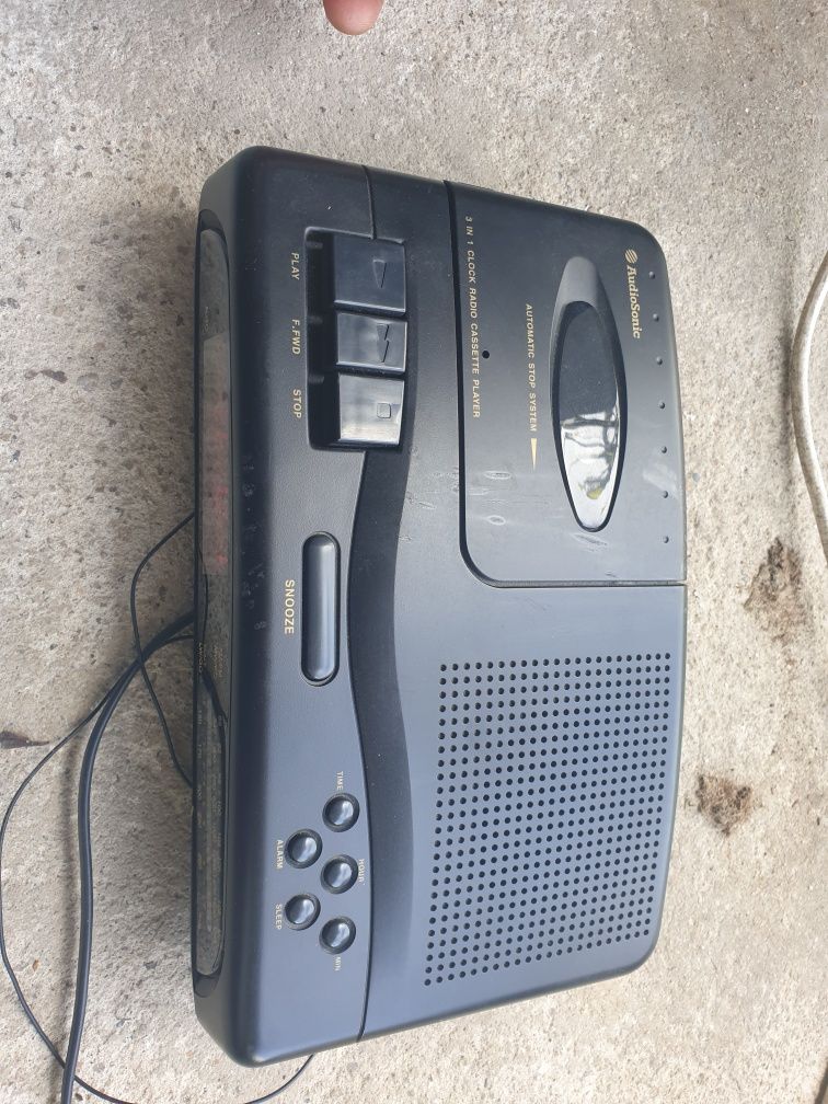 Rádio despertador com leitor cassetes