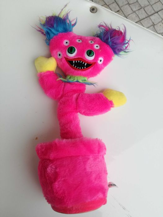 Boneco mágico repete os sons canta e dança