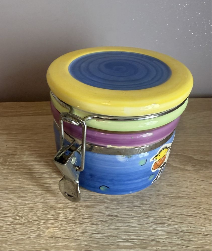 Ceramiczny pojemnik kuchenny z hermetycznym zamknięciem