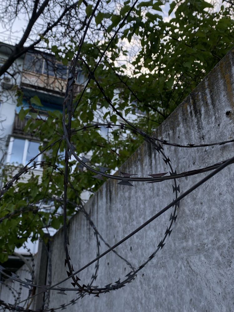 Колюча проволока з кріпленням 60м