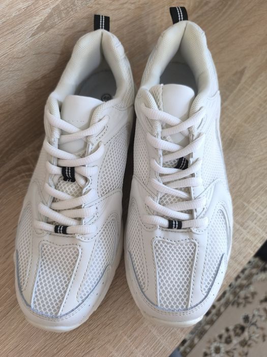 Жіночі кросівки 40, натуральна шкіра
