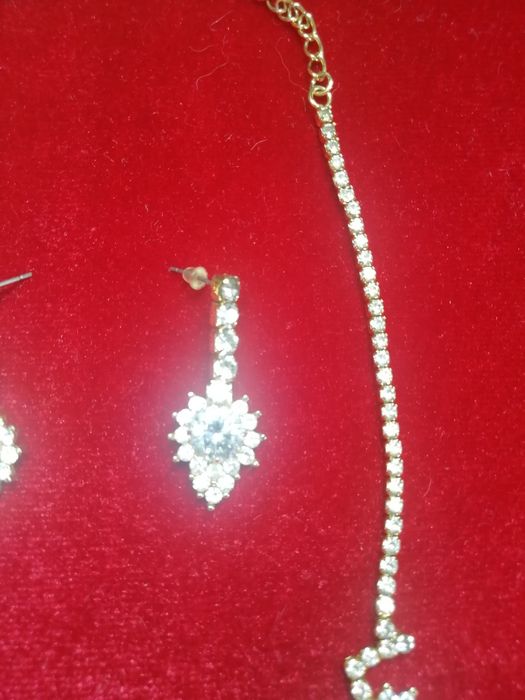 Колье, ожерелье с серёжками украшеное камнями Сваровски.