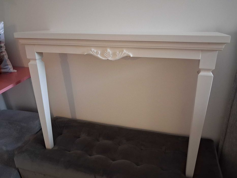 Wysoki stolik rzezbony do przedpokoju lub sypialni