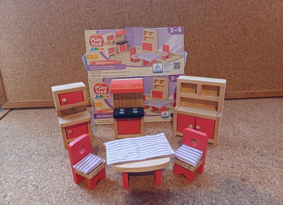 Mobília madeira casa de bonecas. 12€ cada conjunto.