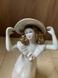 Porcelanowa figurka kobiety Apulum
