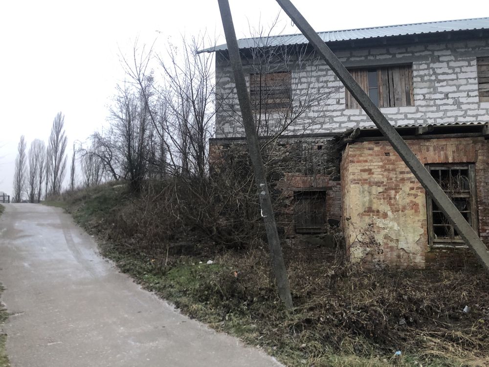 Недострой у реки