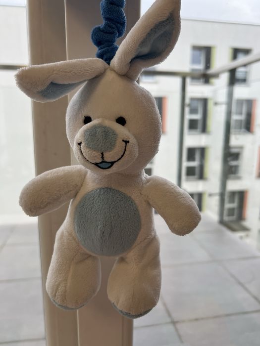 Zabawka-zając do łóżeczka, muzyczna stan idealny!