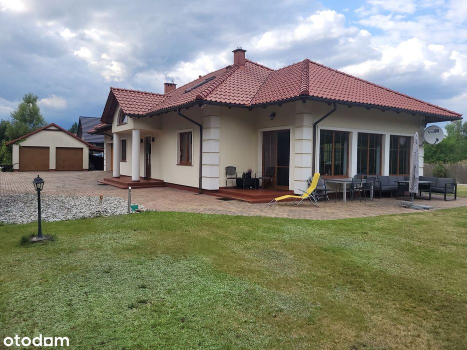 Urokliwy dom pod lasem