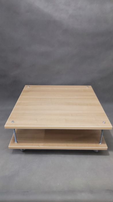 Stolik kawowy na kółkach.