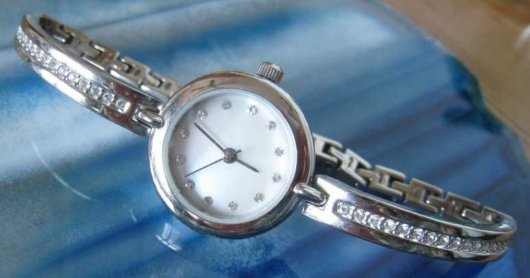 Zegarek z kryształkami w kolorze srebrnym