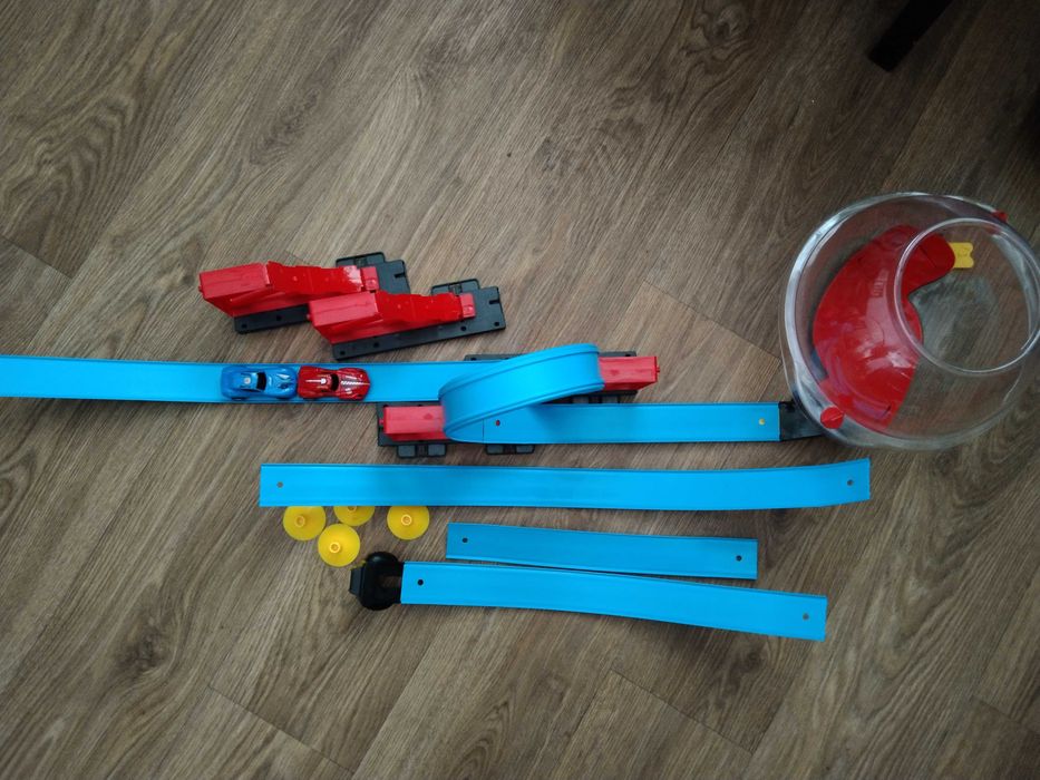 Гоночний інерційний трек у колбі з машинками, hot wheels