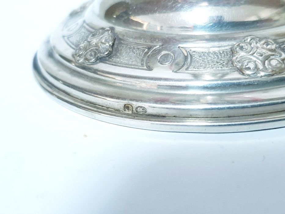Lindissima antiga taça em vidro cranberry com pé em prata portuguesa