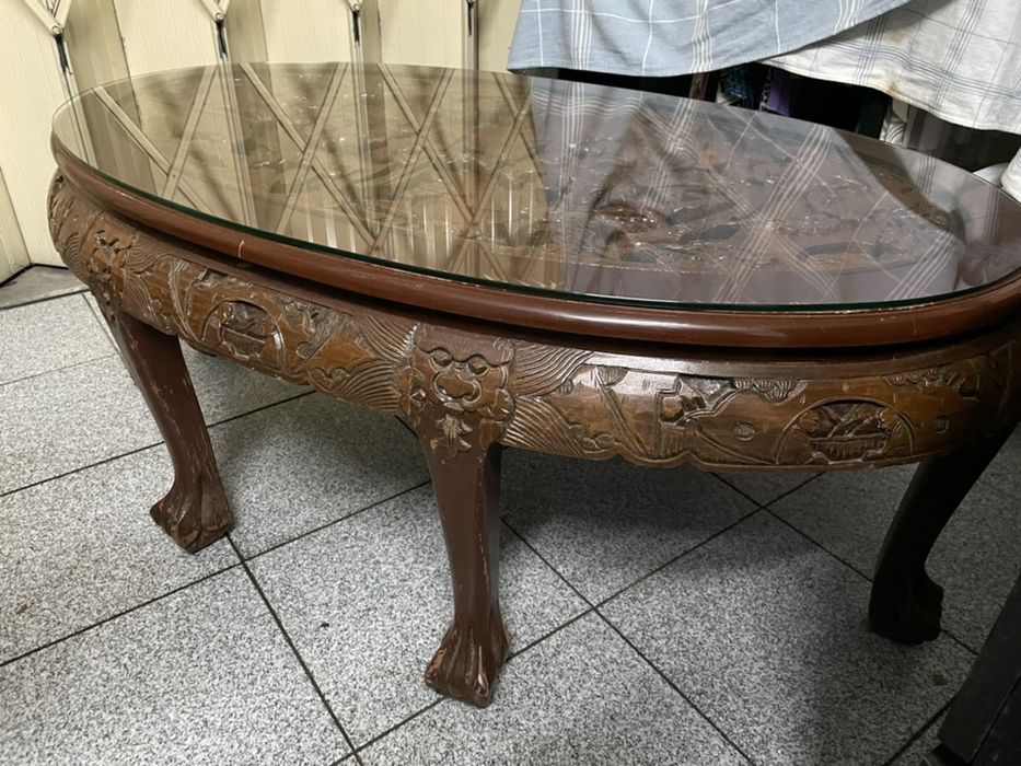 Mesa de madeira com gravuras
