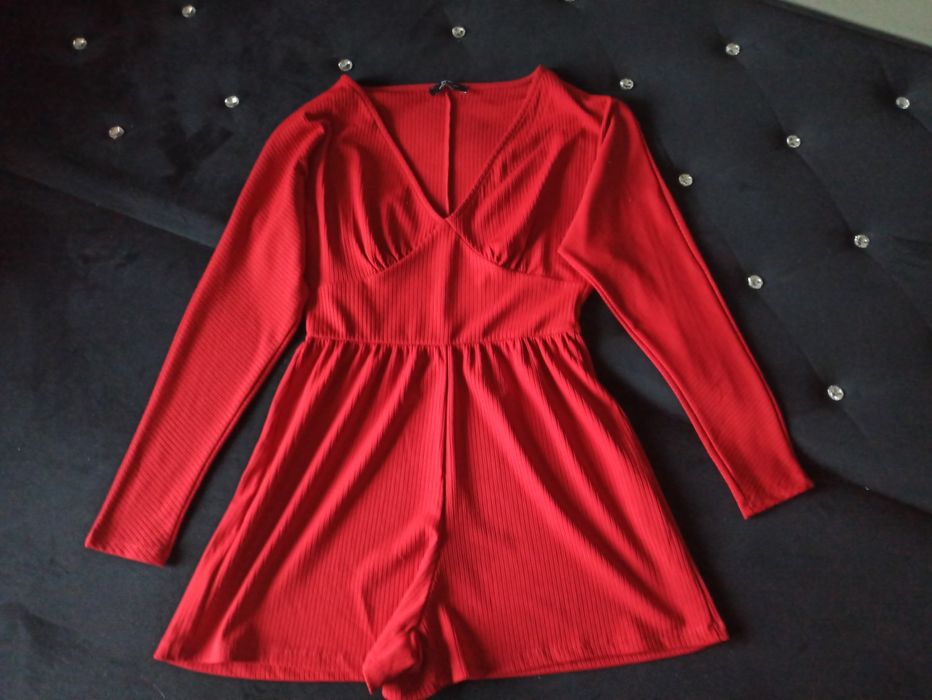 Czerwony kombinezon z długim rękawem Bershka