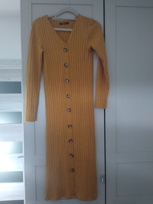 Ołówkowa sukienka z guzikami