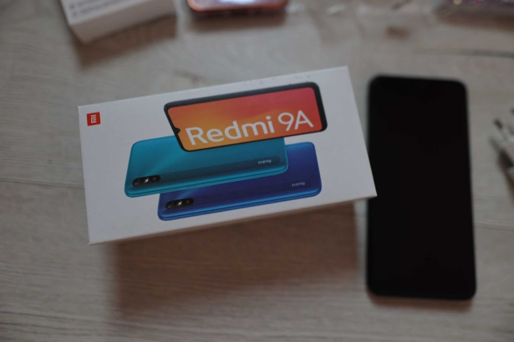 Telefon Xiaomi Redmi 9A granat 64 GB + 4 etui, szkło i inne