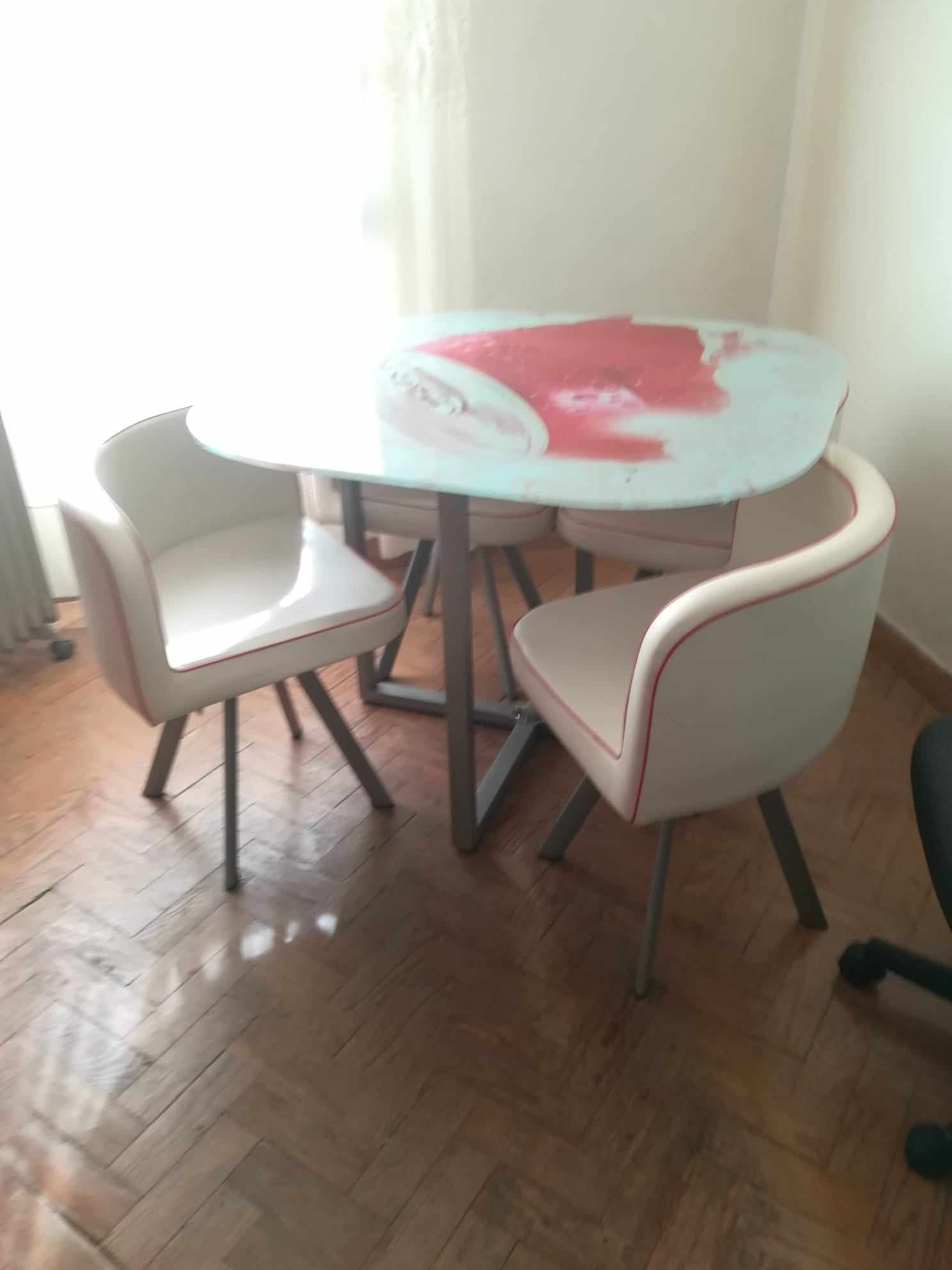 Mesa quadrada com 4 cadeiras, tampo vidro