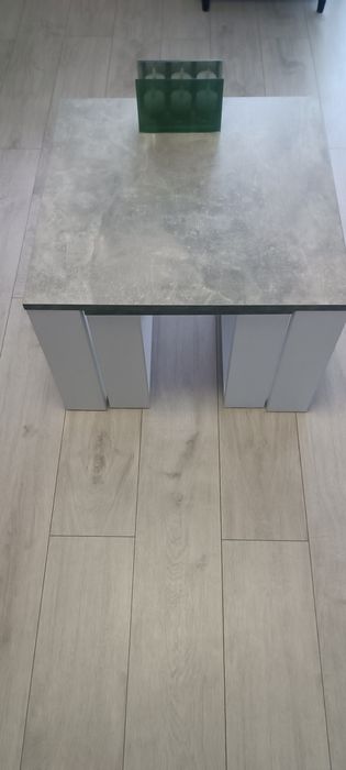 Stolik plus mniejszy stolik w kolorze popielatym