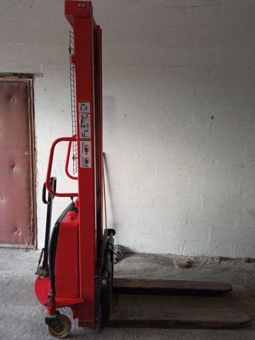 Штабелер електричний 1,5т, 3,5метри Semi-electric stacking