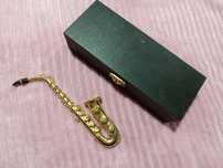 Saxofone em miniatura com estojo