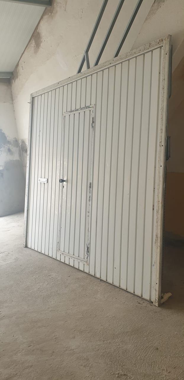 Portão basculante com porta