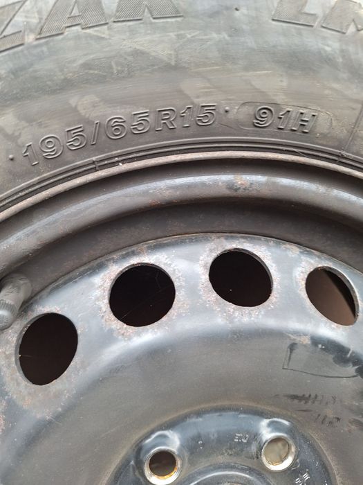 Opony zimowe Blizzak LM-25 195/65R15 + felgi + kołpak VW
