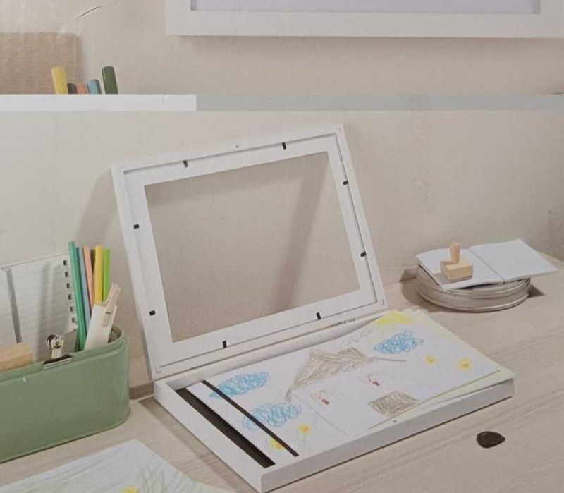 Дерев'яна рамка-шкатулка для малюнків.