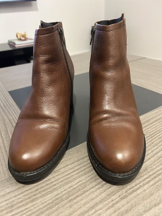 Botins castanhos em pele, com salto, tamanho 39