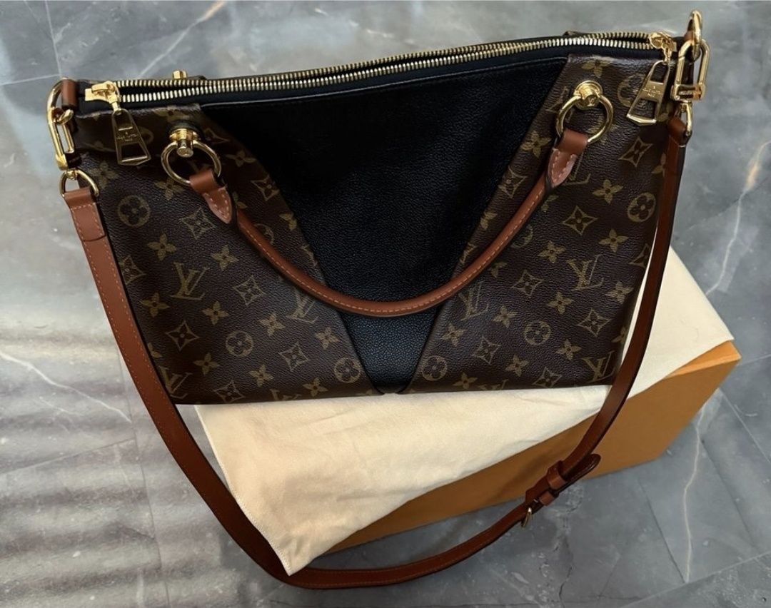 Torebka Louis Vuitton V Tote z płótna z monogramem w doskonałym stanie