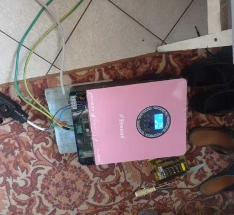 Гибридный солнечный преобразователь напряжения - инвертор на 3KW MPPT
