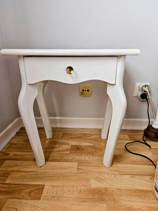 Mesinha de cabeceira em pinho pintada de branco
