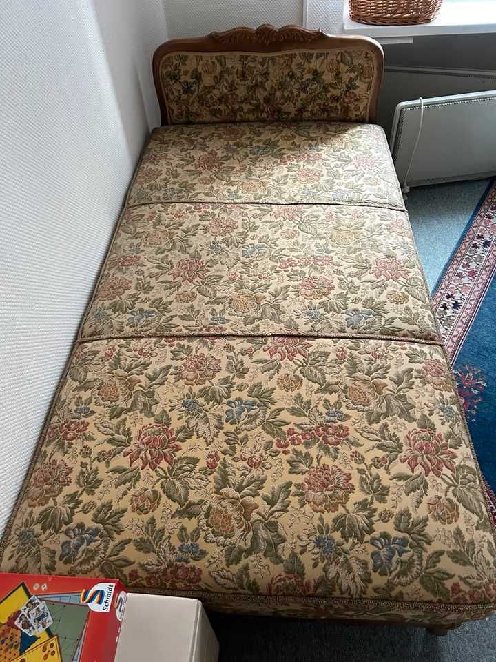 Łóżko w stylu chippendale