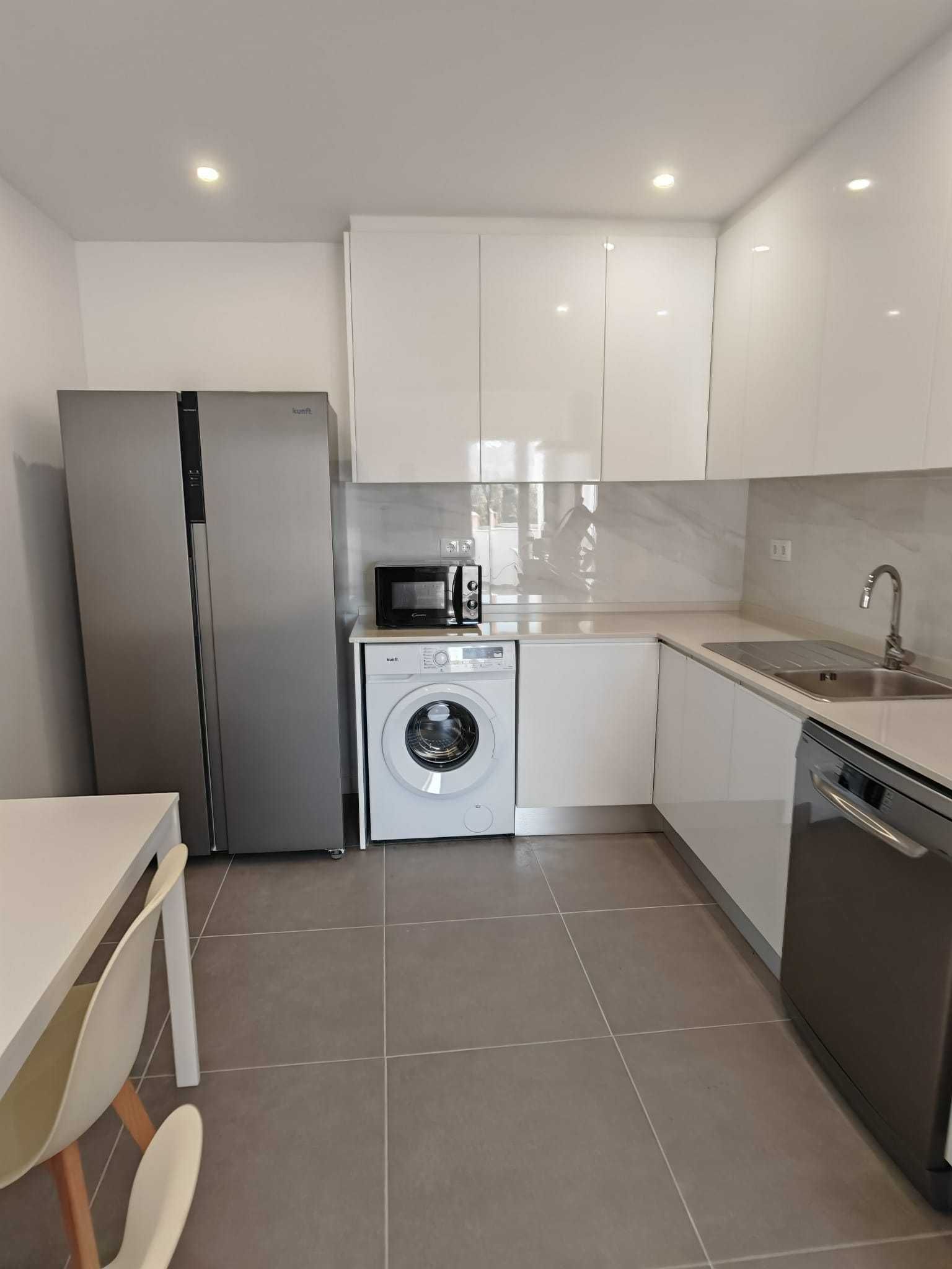 Quarto individual com varanda em apartamento a estrear em Queluz
