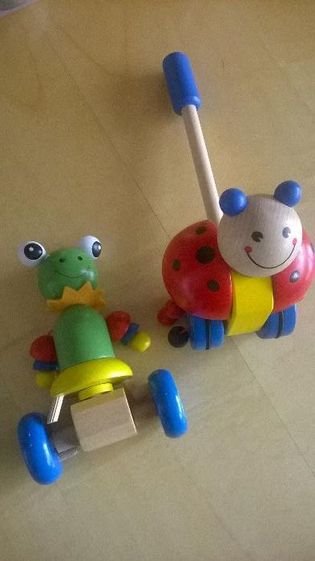 Zabawki drewniane z drewna ciuchcia ,żabka pchacz