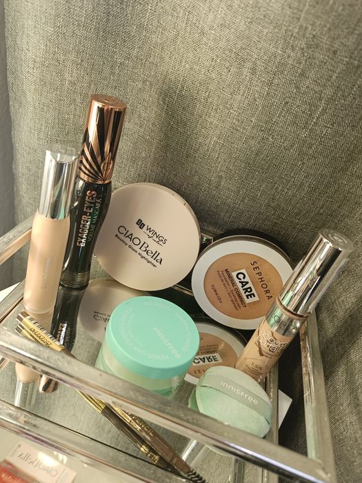 Zestaw kosmetyków pudry innisfree Sephora korektory Loreal haus labs +