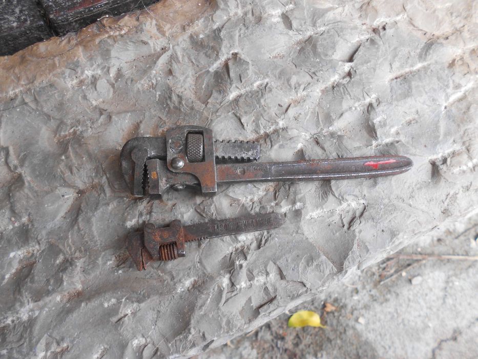 Duas pequenas chaves inglesas muito antigas vintage retro automobilia