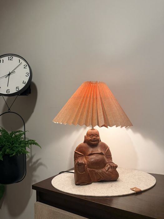 lampa drewniana z indii w kształcie figurki śmiejącego ikea się Buddy