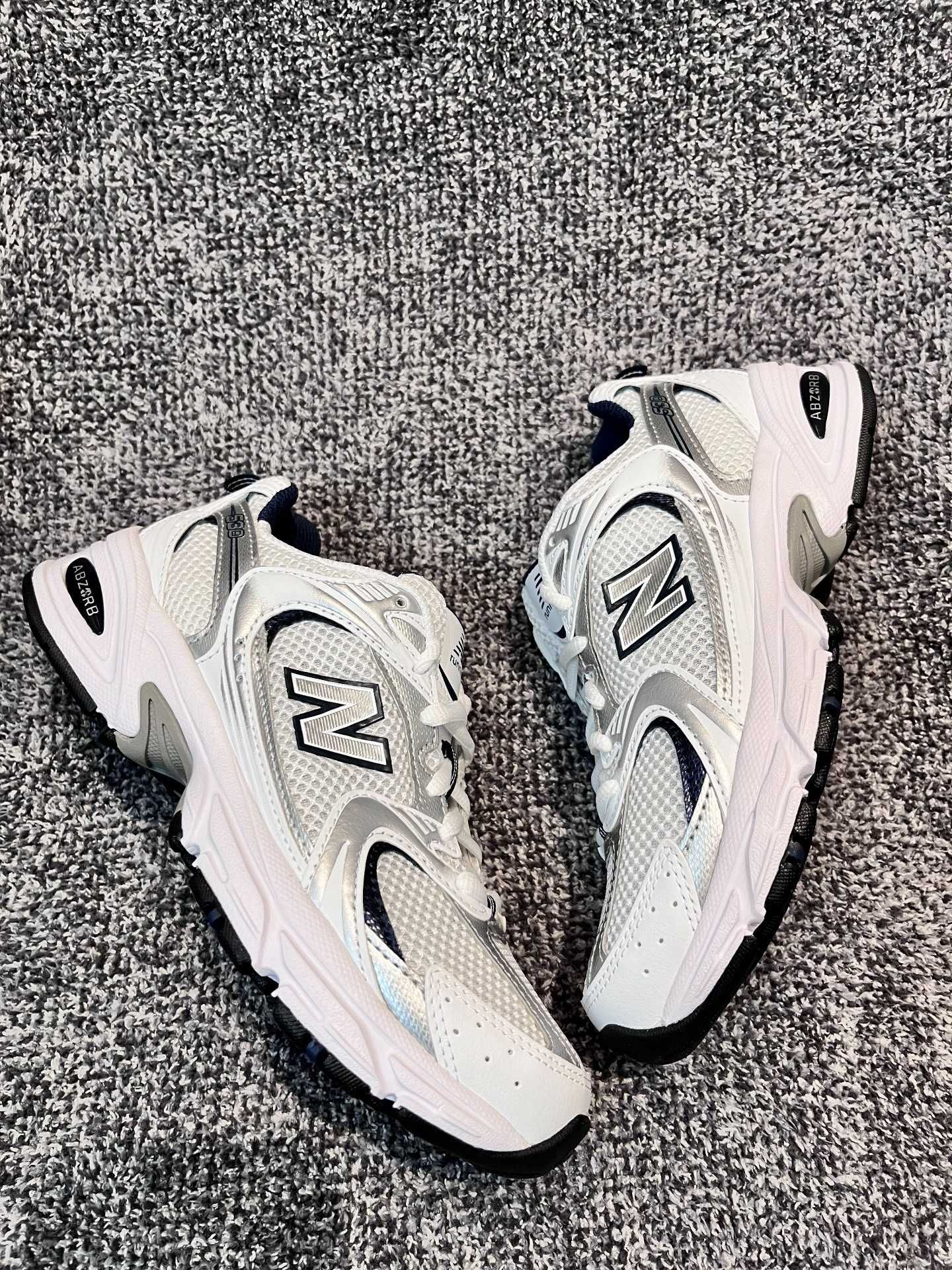 WhiteSilver\NewBalance*Damskie*ModaMR530SG UnisexTrampki.39.5