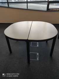 Duży biały stół z czarnymi nogami