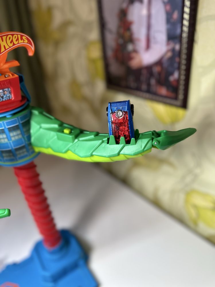 Трек hot wheels повітряна атака дракона