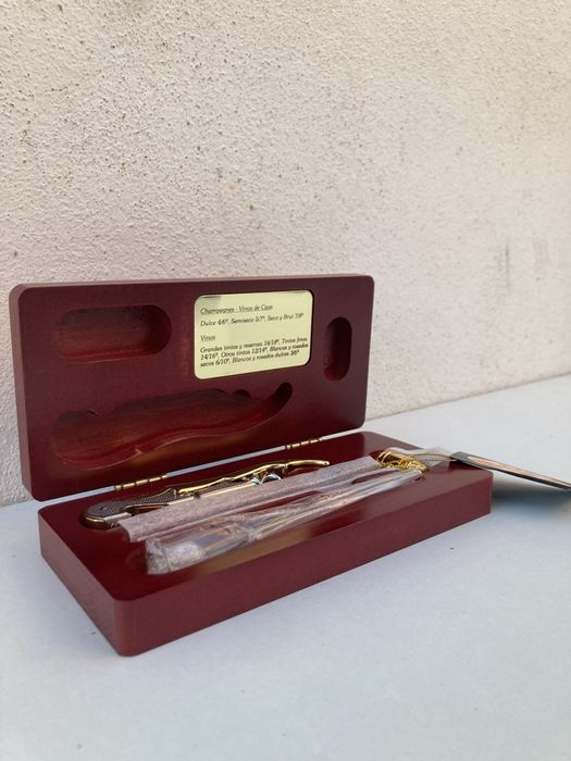 Conjunto de Acessórios para Vinho em Caixa de Madeira – Novo