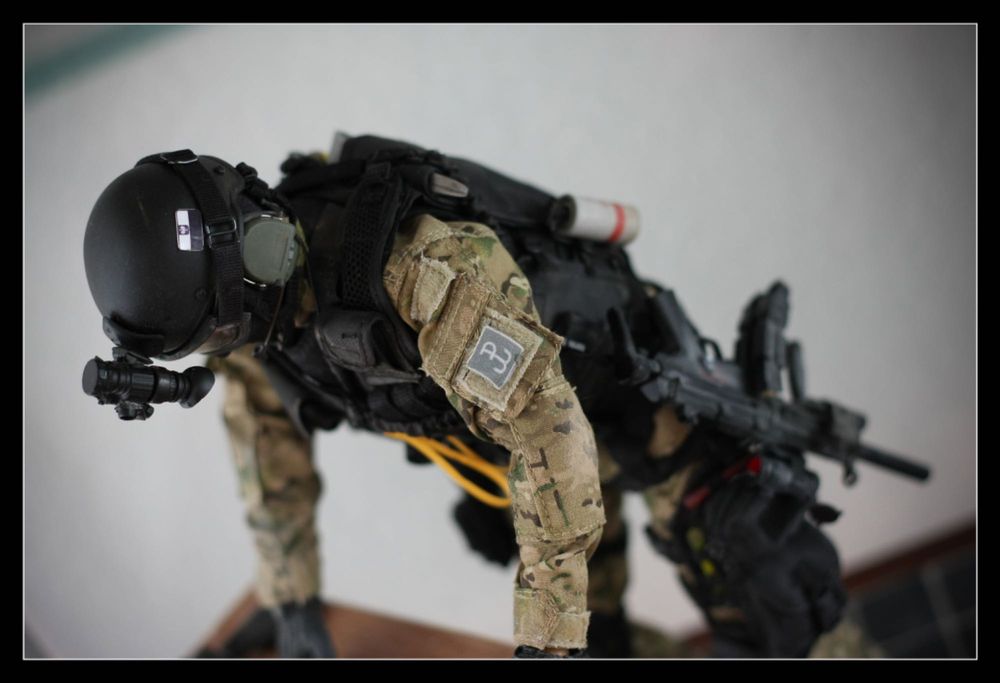 Figurka 1/6 « Operator GROM Multi-Cam OPS».