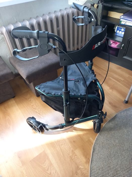 Balkonik trójkołowy aluminiowy z siedziskiem.